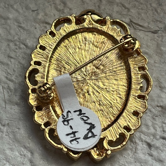 Avon President’s Club Cameo Brooch Gold Tone Portrait Pin - Picture 2 of 3